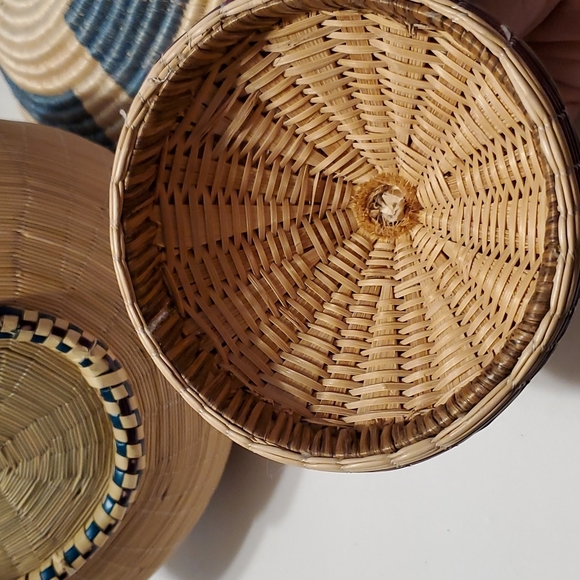 African Rwandan Tutsi Lidded Basket Hand Woven Basket with Geometric Design - Picture 8 of 11